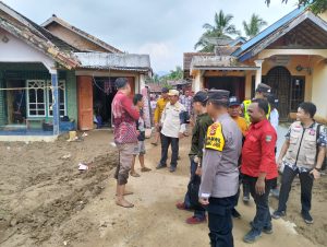 Wabup Muratara Kunjungi Desa Lubuk Kumbung, Support dan Salurkan Bantuan ke Warga yang terdampak Banjir Bandang.