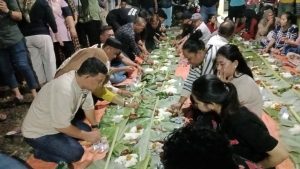 Ratusan Warga Karang Dapo Hadang Mobil Devi Ajak Makan Jagung Bakar dan Makan bersama Serta Riang Gembira