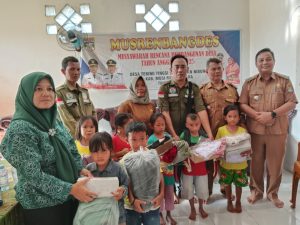 Support Program Pemkab Muratara Melalui DD Pemdes Tebing Tinggi Salurkan Perlengkapan Pakaian Sekolah untuk Siswa SD yang Tidak Mampu