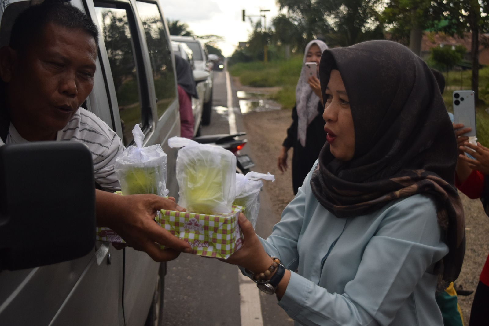 Hj Nafisa Wahyudi Bagi- Bagi Takjil di Jalan Wilayah Kelurahan Karang Jaya