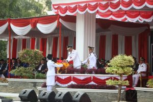 Upacara Penurunan Bendera di Kantor Bupati Muratara Berlangsung Khidmat