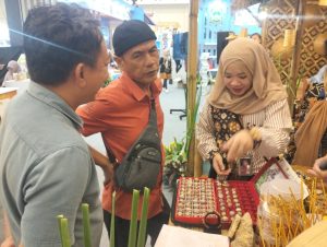 Batu Akik Teratai Muratara dan Kuliner UMKM Binanaan BSB Laris Manis di Apkasi Otonomi Expo 2025