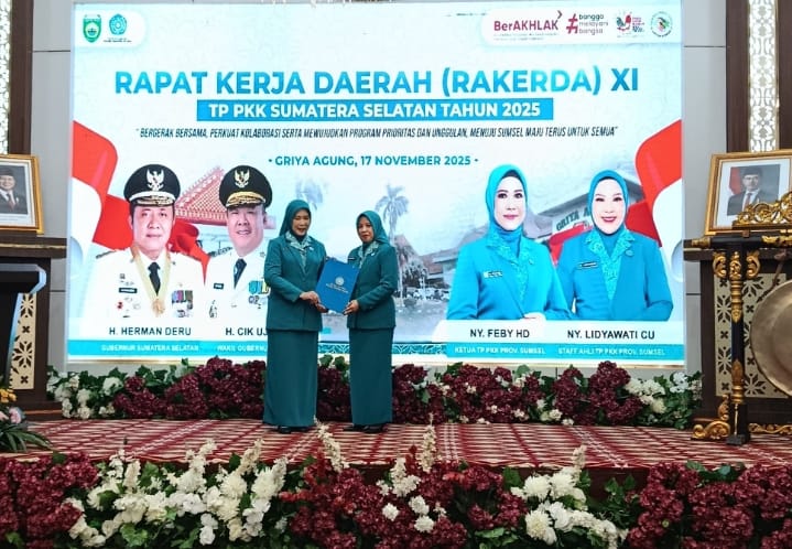 Ny. Feby Deru Serahkan SK Ketua TP PKK Muratara kepada Hj. Nafisah Wahyudi pada Rakerda XI PKK Sumsel